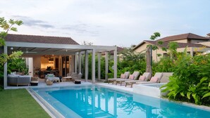 A swimming pool with lounge chairs and a covered patio area. - Villa Ceiba - Selva Punta Mita (Punta de Mita)