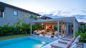 A modern house with a swimming pool, outdoor seating area, and a covered patio. - Villa Ceiba - Selva Punta Mita (Punta de Mita)