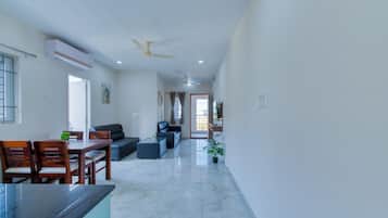 Apartment, Stadtblick | Wohnbereich