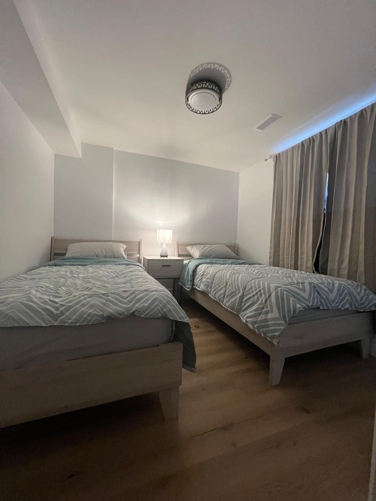 Een strijkplank/strijkijzer, wifi, beddengoed