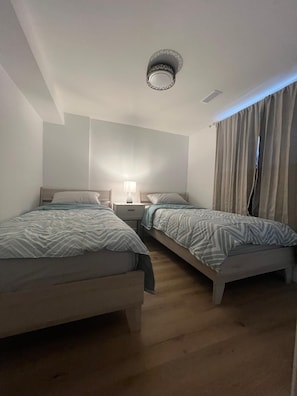 Een strijkplank/strijkijzer, wifi, beddengoed