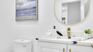 Een douche, een haardroger, handdoeken, zeep