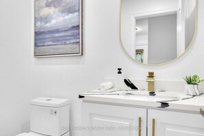 Een douche, een haardroger, handdoeken, zeep