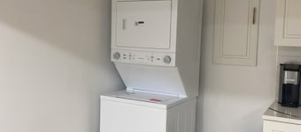 Cozy 2-bedroom house in fantastic Windsor with AC
