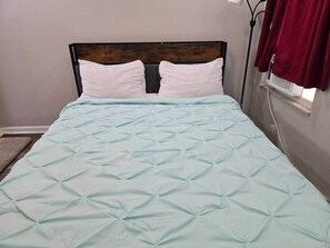 Iron/ironing board, WiFi - Cozy-One Apt in Pleasant Ridge (Cincinnati)