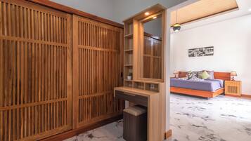 1 bedroom, in-room safe, iron/ironing board, WiFi (free)