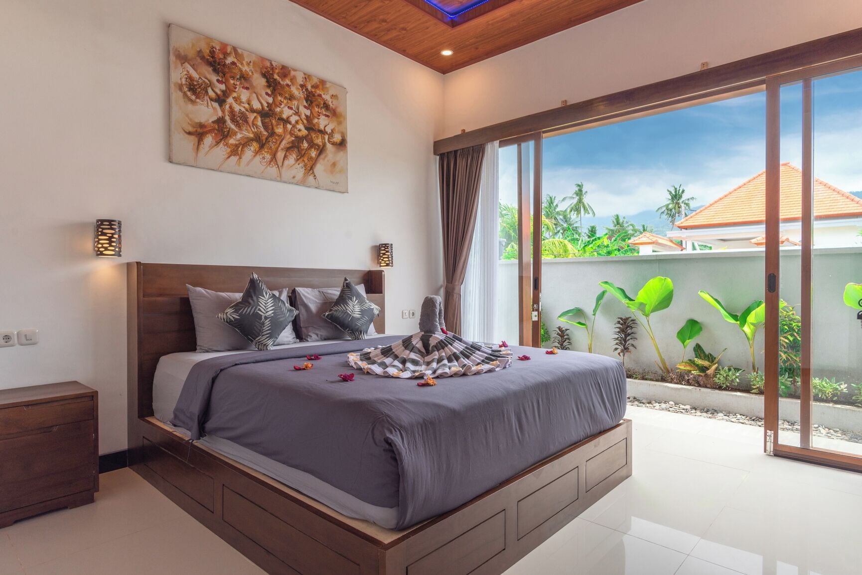 In-room safe, iron/ironing board, WiFi (free), bed sheets