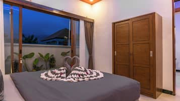 2 bedrooms, in-room safe, iron/ironing board, free WiFi