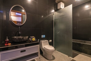 Haartrockner, Handtücher, Seife, Shampoo