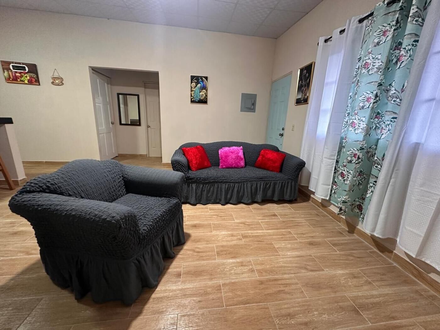 Télévision, chaîne hi-fi, espaces bureaux