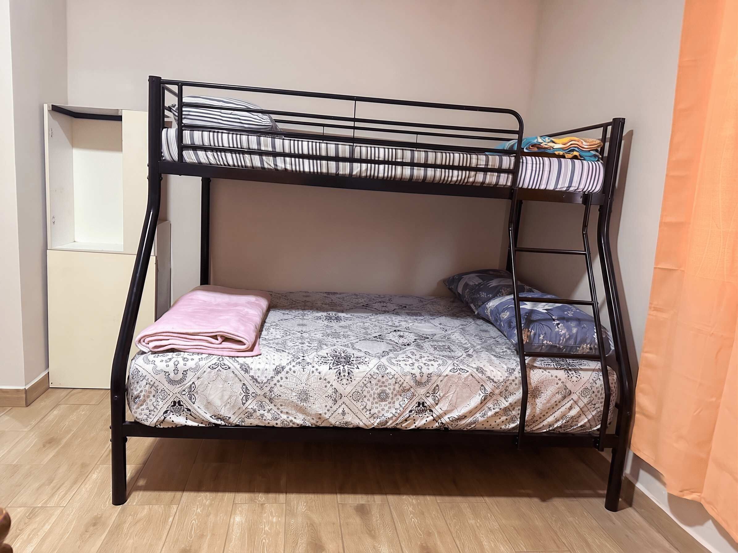 Desk, iron/ironing board, WiFi, bed sheets