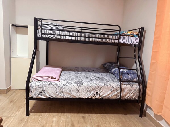 3 bedrooms, desk, iron/ironing board, WiFi
