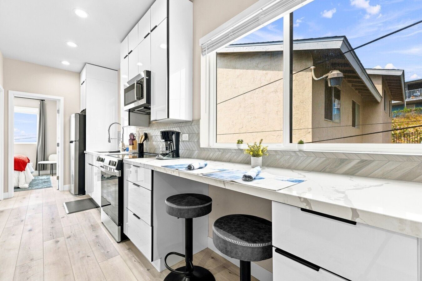 A practical kitchen with everything you need.