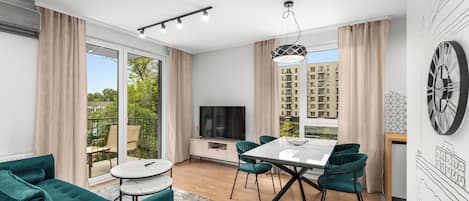 Una sala de estar moderna con comedor, ventanas amplias y vistas a la ciudad.