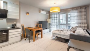 Un apartamento moderno con cocina, comedor y un dormitorio.
