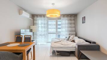 1 dormitorio, tabla de planchar con plancha, wifi y ropa de cama