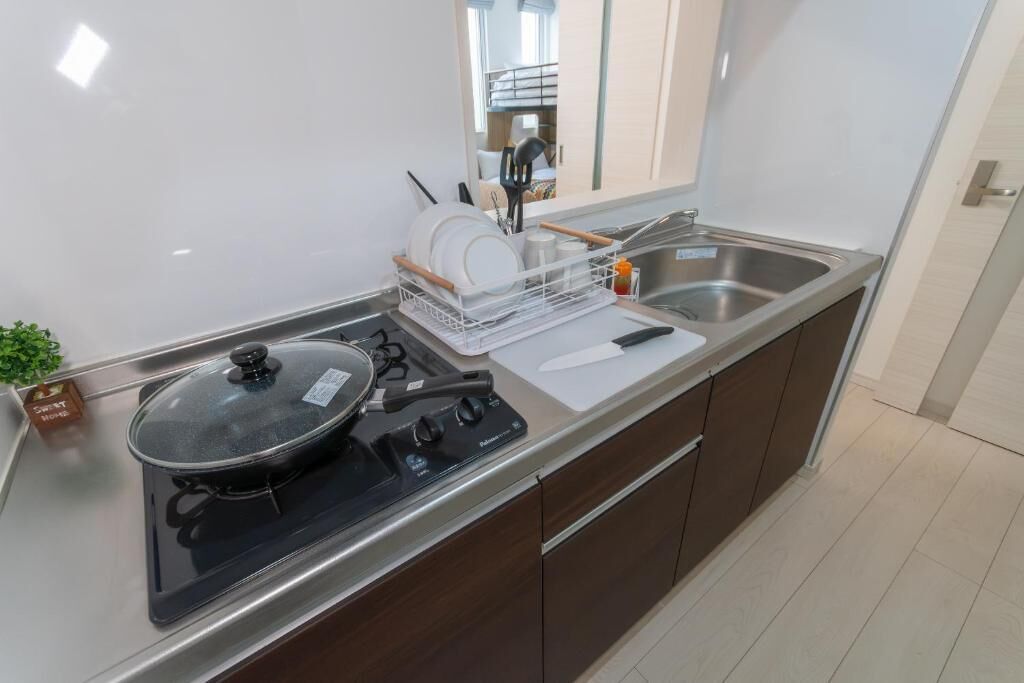 Kamar Keluarga | Dapur pribadi | Lemari es, microwave, kompor, dan peralatan masak/sendok-piring