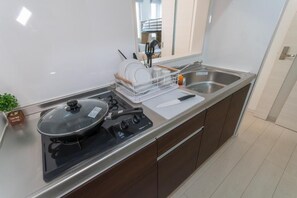 Familienzimmer | Eigene Küche | Kühlschrank, Mikrowelle, Herdplatte, Kochgeschirr/Geschirr/Besteck