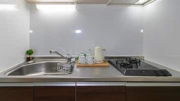 Habitación básica con 2 camas individuales | Cocina privada | Refrigerador, microondas, parrilla de estufa y utensilios de cocina