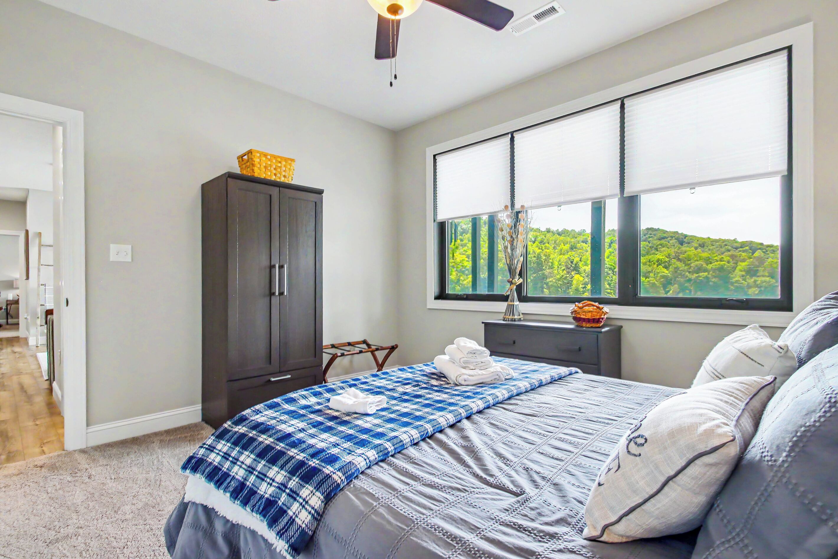 4 bedrooms, desk, iron/ironing board, WiFi