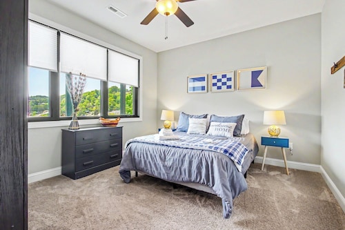 25% late summer discount! Knot Working | Lakefront Luxury | Sleeps 14