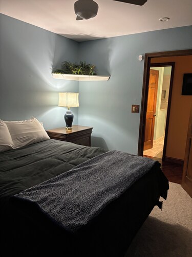 Spacious 4-bedroom house in Palatine with hot tub, firepit, and pool table