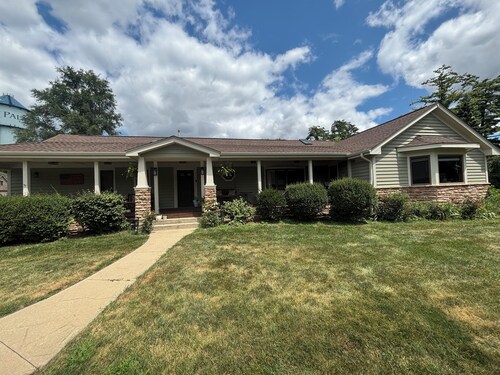 Spacious 4-bedroom house in marvelous Palatine with AC