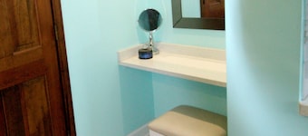 Spacious 4-bedroom house in Palatine with hot tub, firepit, and pool table