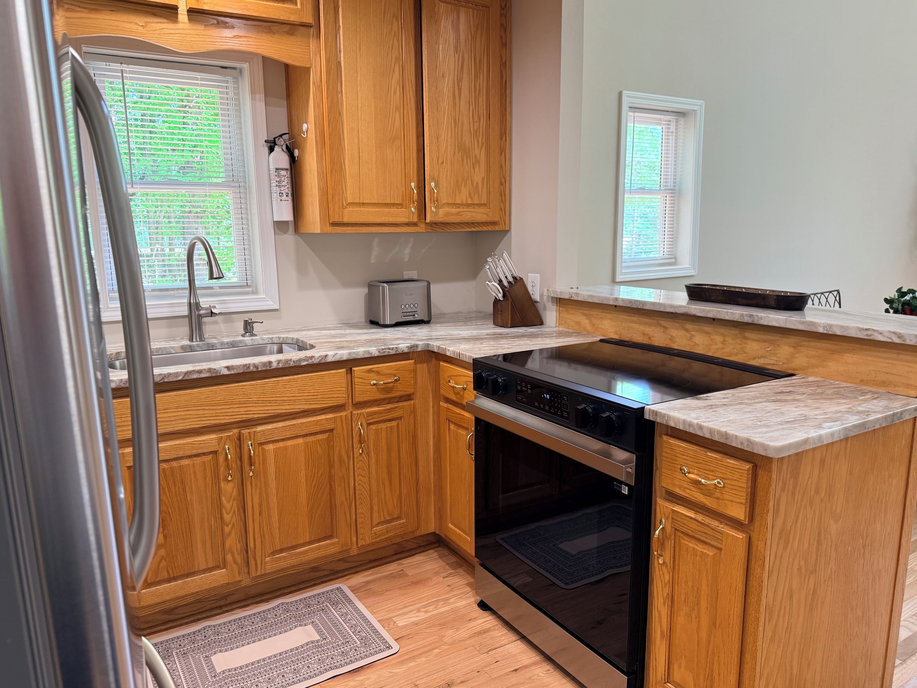 Coffee/tea maker, fridge, microwave, oven