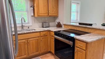 Coffee/tea maker, fridge, microwave, oven