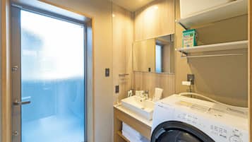 Family Suite | Bathroom | Combined shower/bathtub, hair dryer, towels, shampoo