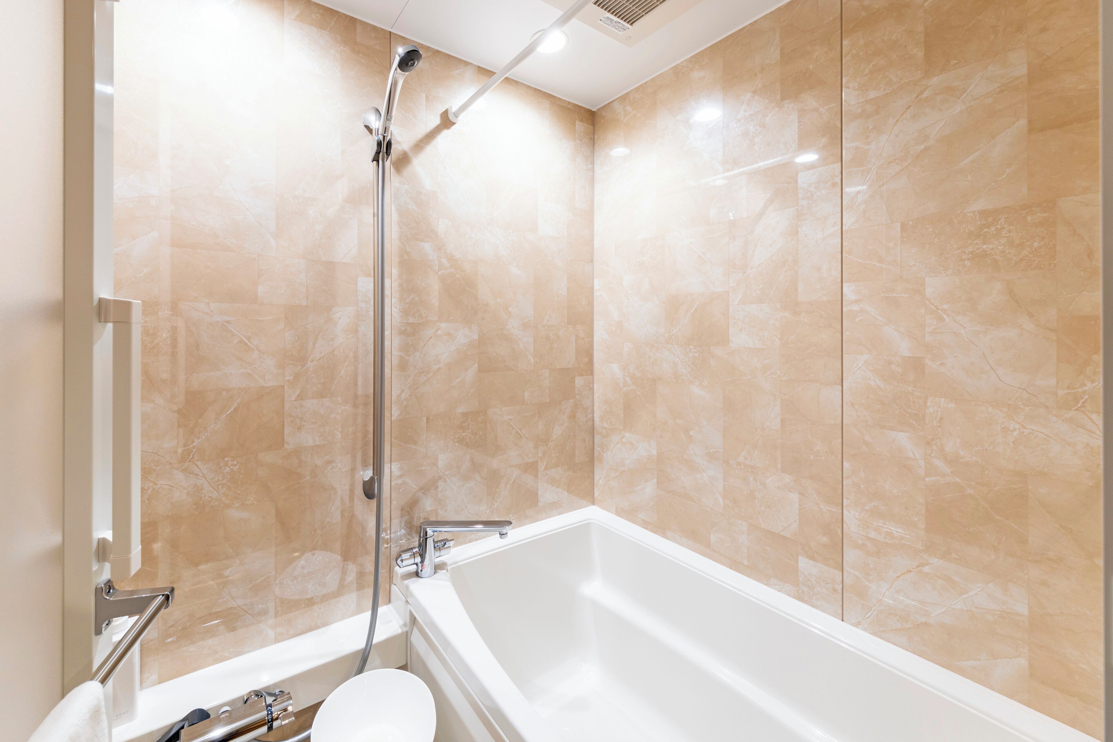 Phòng 2 giường đơn Deluxe | Phòng tắm | Vòi sen/bồn tắm kết hợp, máy sấy tóc, khăn tắm, dầu gội 