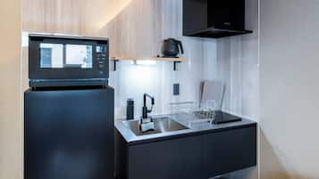 Deluxe Twin Room | Private kitchen | Fridge, microwave, cookware/dishes/utensils