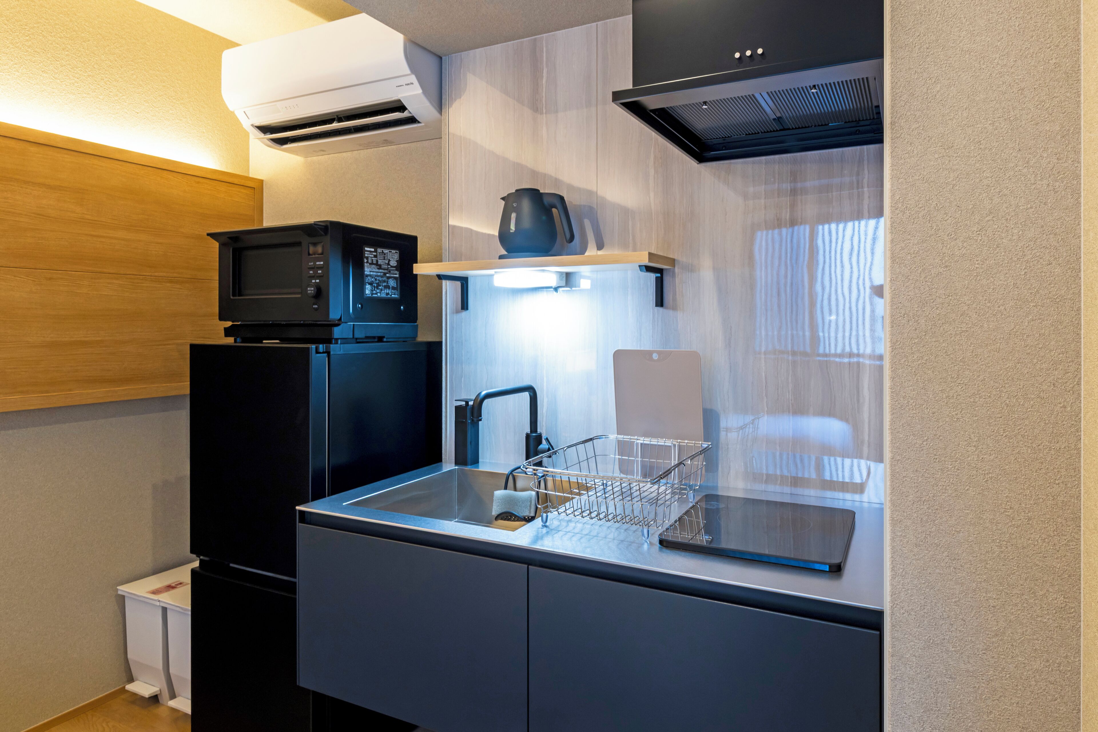 Family Suite | Private kitchen | Fridge, microwave, cookware/dishes/utensils