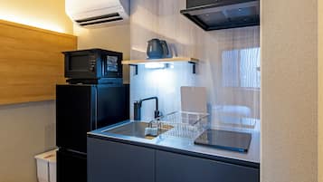 Family Suite | Private kitchen | Fridge, microwave, cookware/dishes/utensils