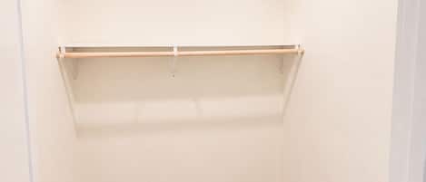 Ein Zimmer mit Holzboden, weißen Wänden und einer Decke mit Einbuchtungslichtern.