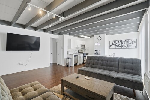 Quiet Flat Near Philly - Full Chef's Kitchen 1 Bedroom Apts