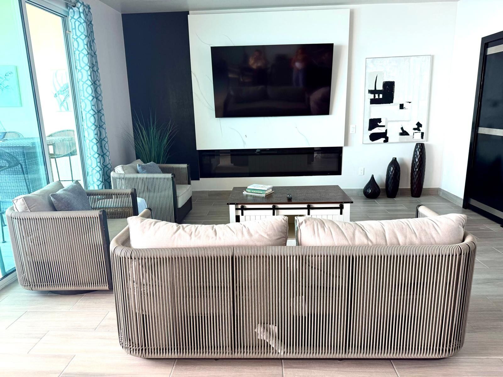 Smart TV, fireplace, books, stereo
