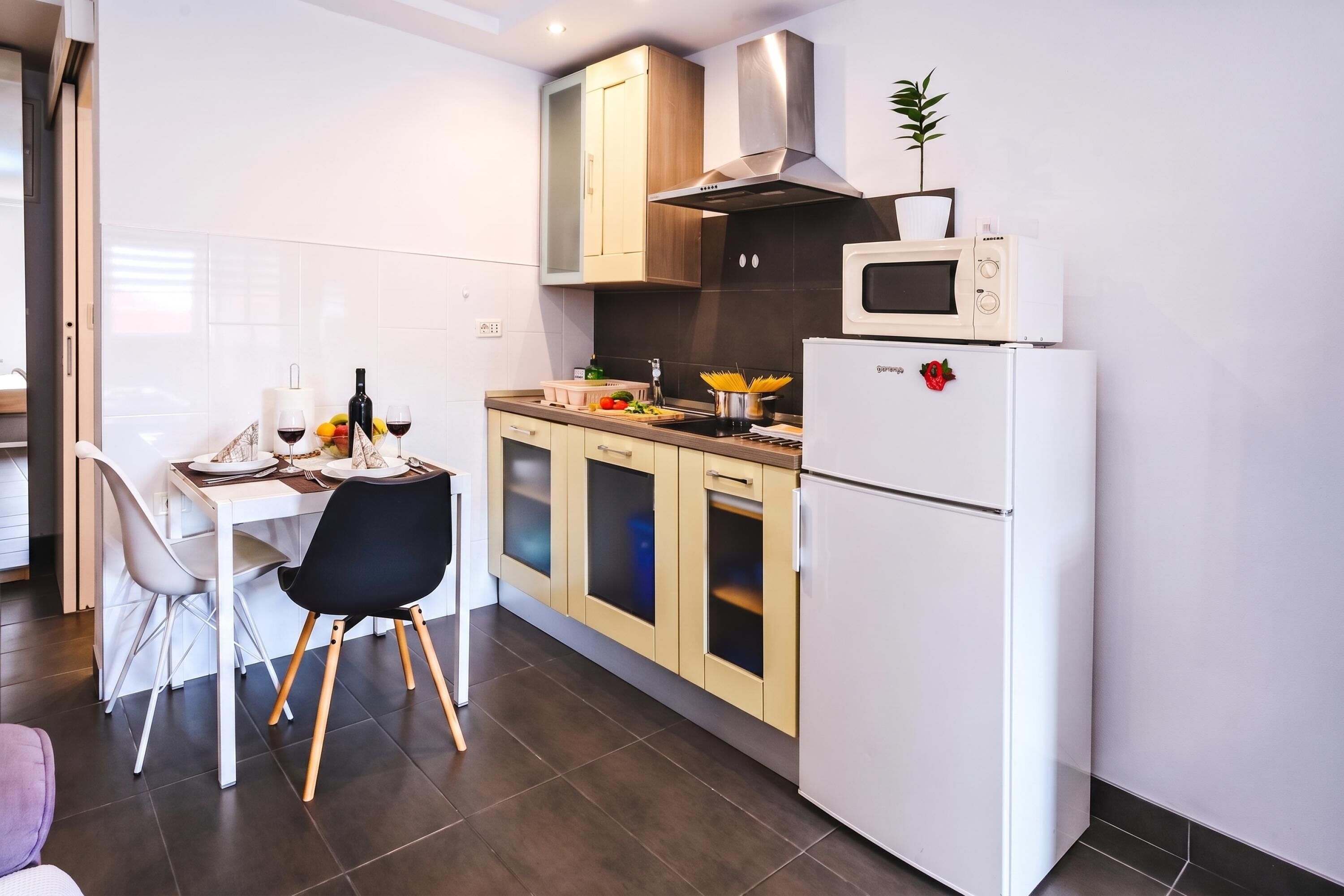 Refrigerador, microondas, parrilla de estufa y utensilios de cocina 
