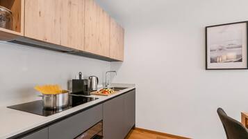 Wasserkocher mit Kaffee-/Teezubehör, Kühlschrank, Ofen, Herdplatte
