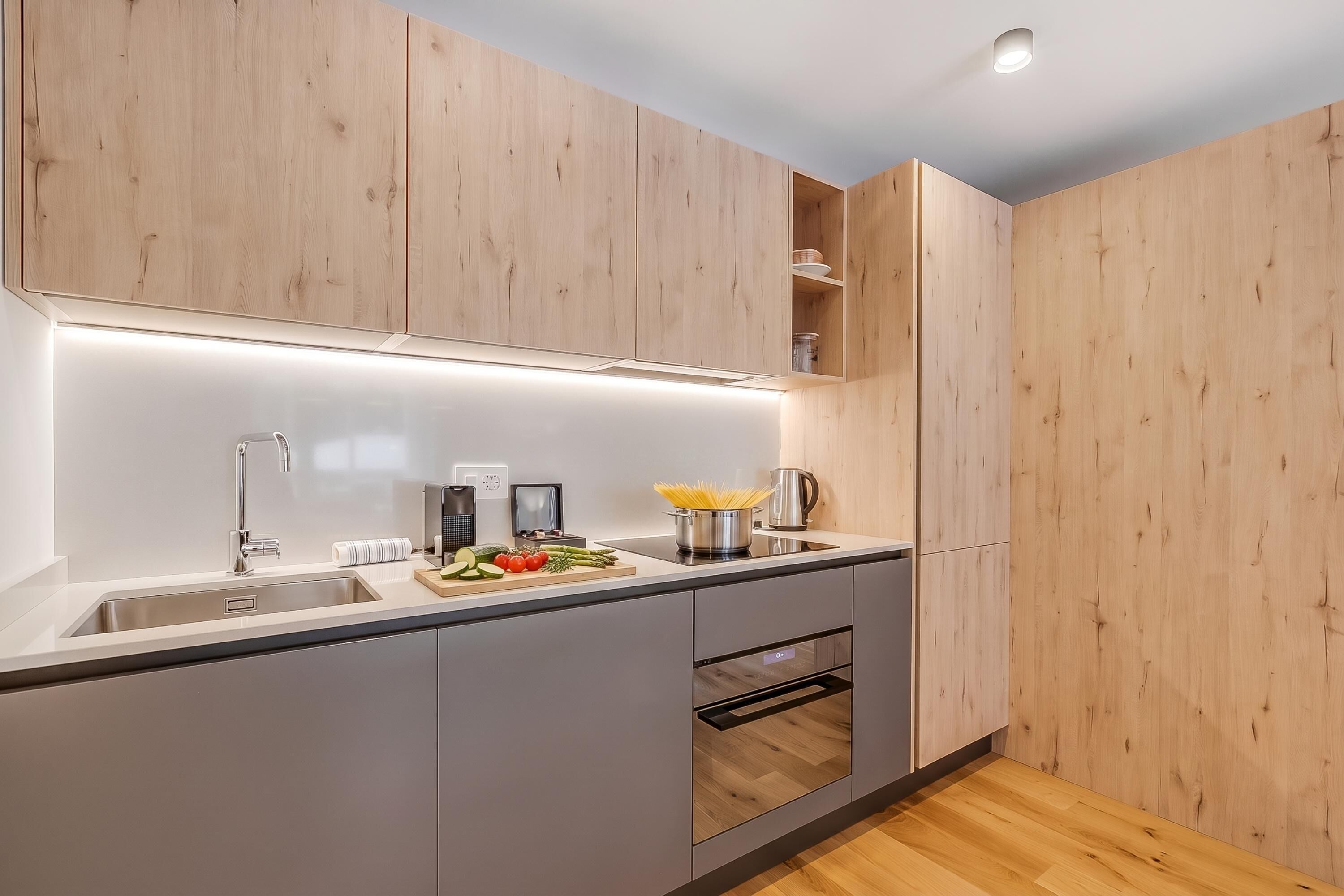 Coffee/tea maker, fridge, oven, stovetop