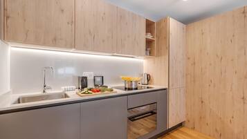 Coffee/tea maker, fridge, oven, stovetop