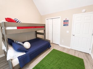 3 bedrooms, desk, iron/ironing board, WiFi - Game Day Getaway | 5 Min to LakePoint | Sleeps 7 (Emerson)