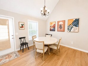 Dining - Game Day Getaway | 5 Min to LakePoint | Sleeps 7 (Emerson)