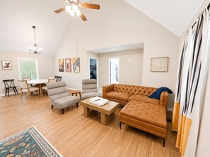 TV - Game Day Getaway | 5 Min to LakePoint | Sleeps 7 (Emerson)