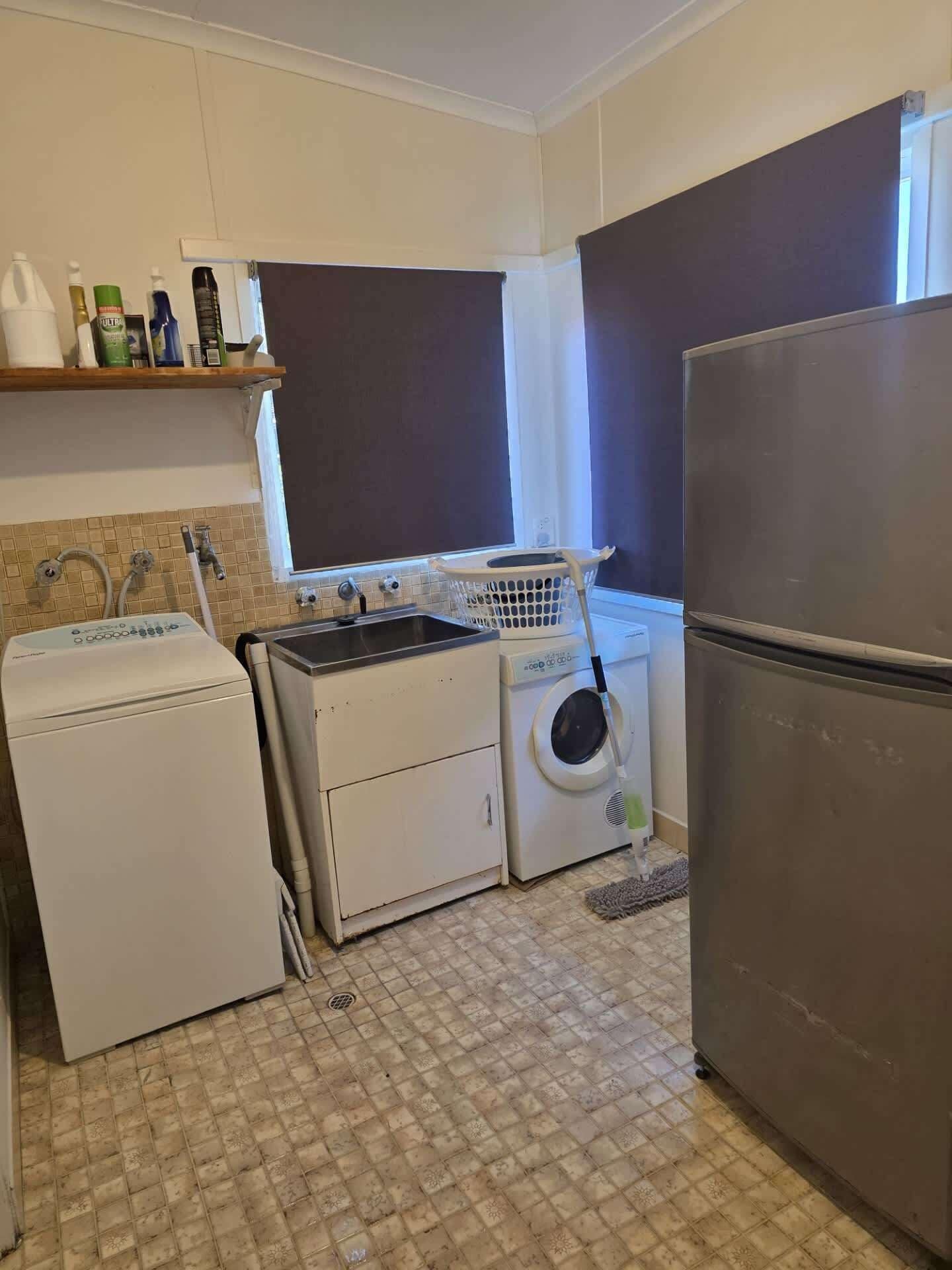 Cocina compacta con lavadora, secadora y refrigerador.