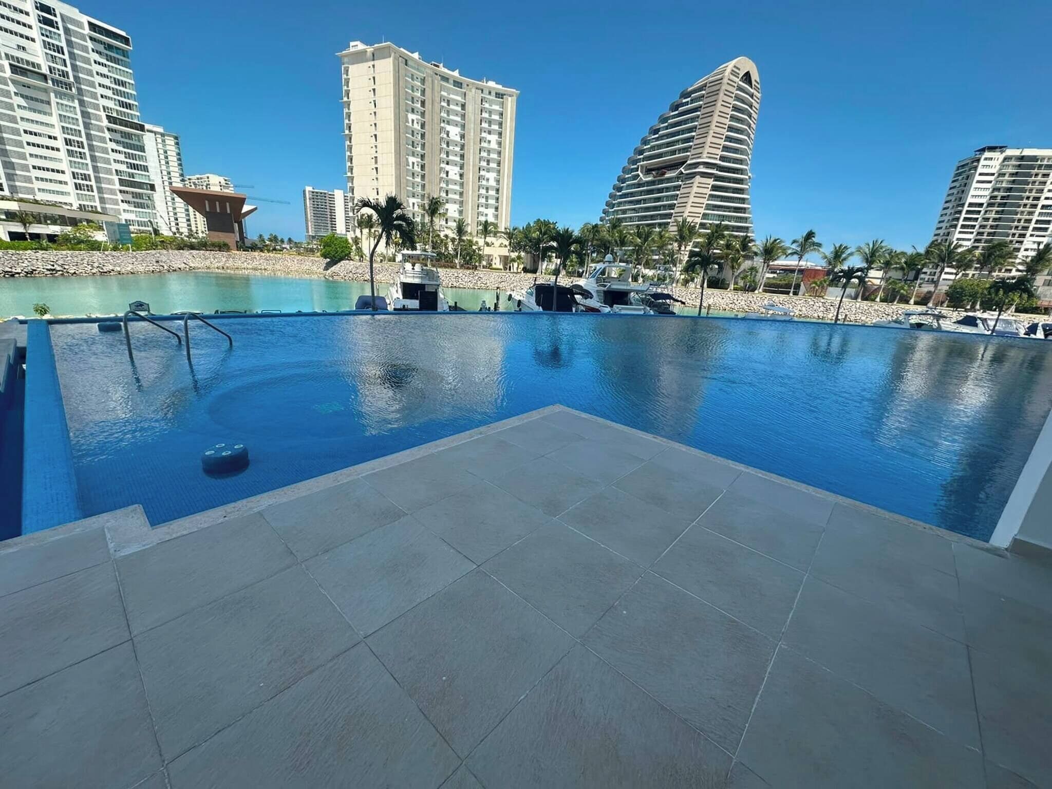 Appartement, 3 chambres, accessible aux personnes à mobilité réduite, balcon | Piscine