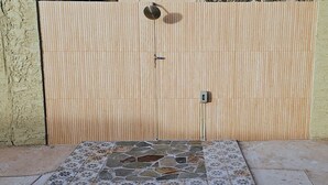 Una verja de madera cerrada con un área de entrada empavedada.