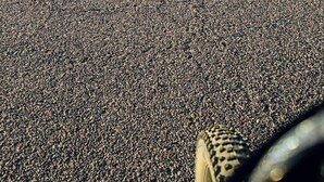 Una carretera pavimentada con un paisaje montañoso al fondo.
