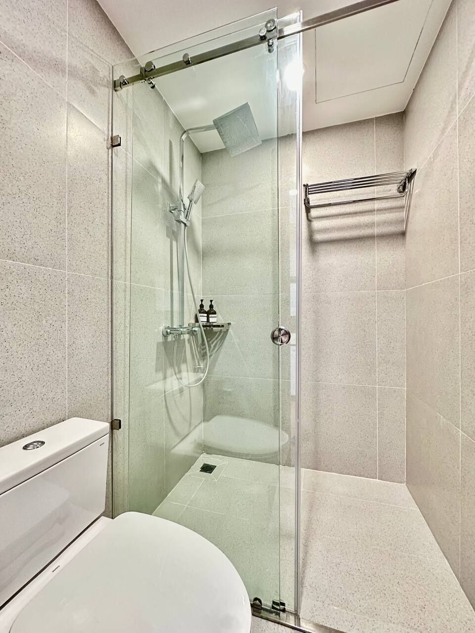 Studio Supérieur, balcon, vue ville | Salle de bain | Douche, articles de toilette gratuits, sèche-cheveux